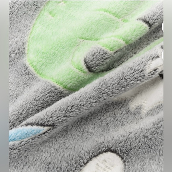 Soft & plush glow in the dark dinosaur blanket..50x60inches..(NWT) - Picture 4 of 10